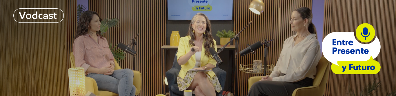 Conductora Vodcast AFP Capital en estudio de grabación