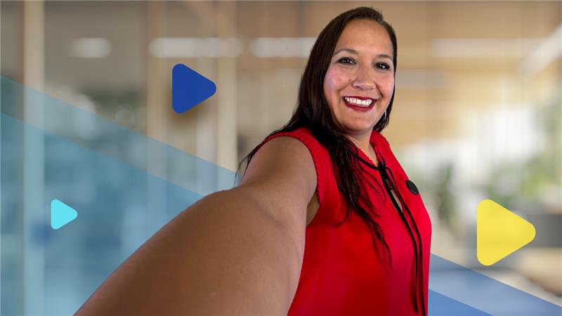 Experta en pensiones de AFP Capital estilo selfie