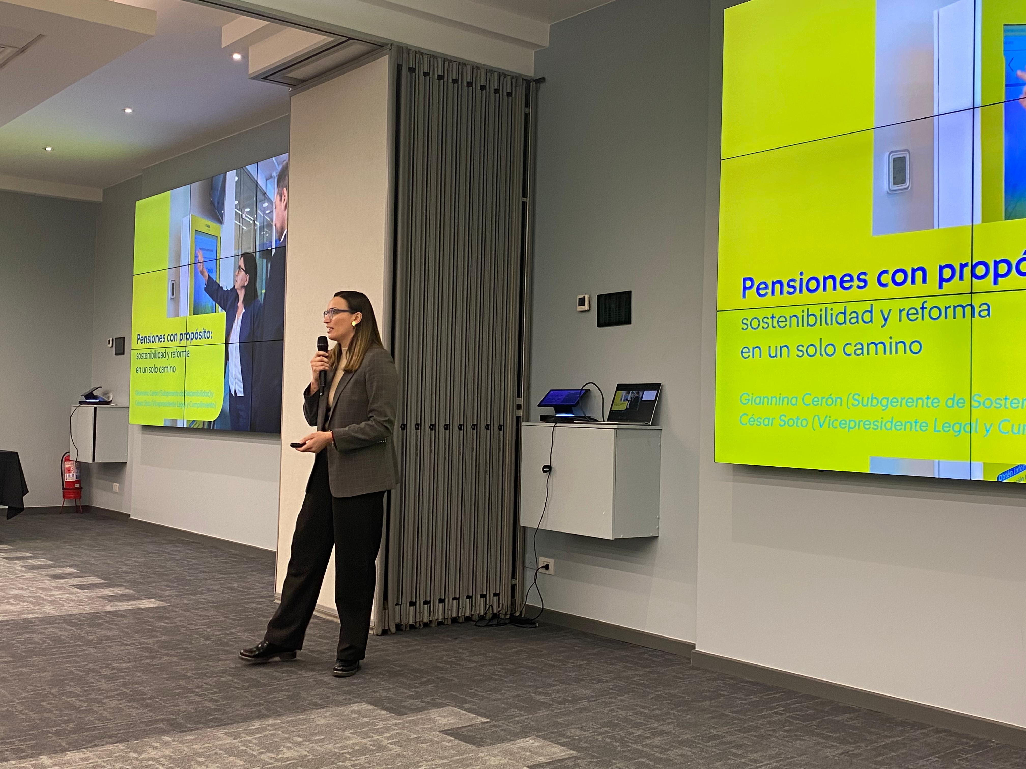 Giannina Cerón presentando ante el Comité de Sostenibilidad de la Cámara de Comercio de Santiago
