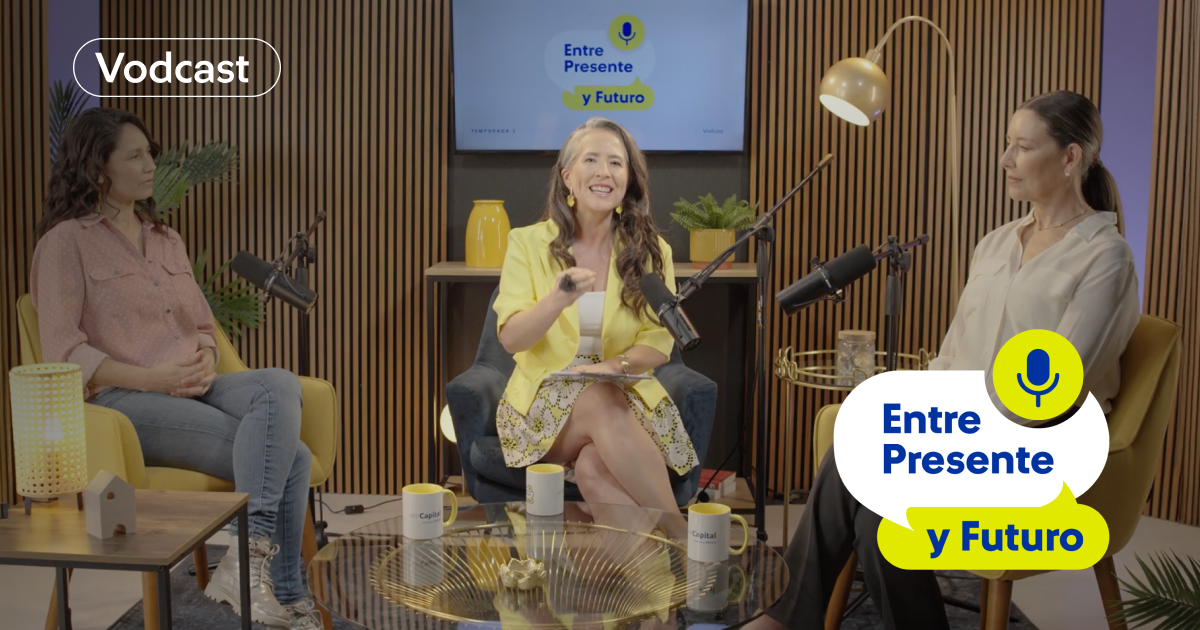 Conductora Vodcast AFP Capital en estudio de grabación