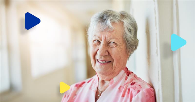 Abuela chilena mirando a cámara