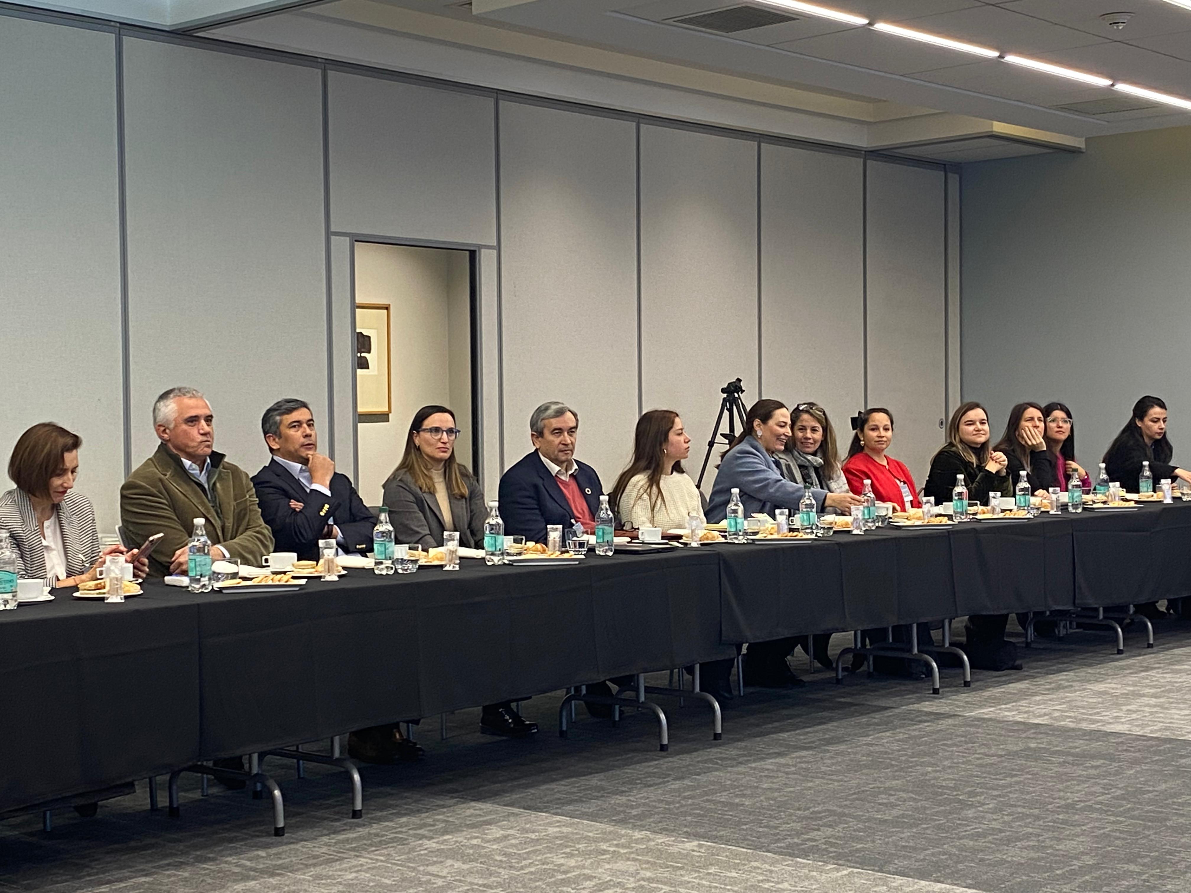 Comité de Sostenibilidad de la Cámara de Comercio de Santiago durante la sesión en oficinas de AFP Capital