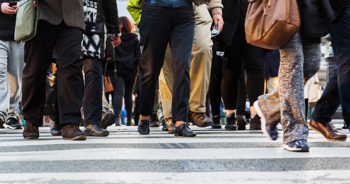 Paseo peatonal con personas caminando de traje