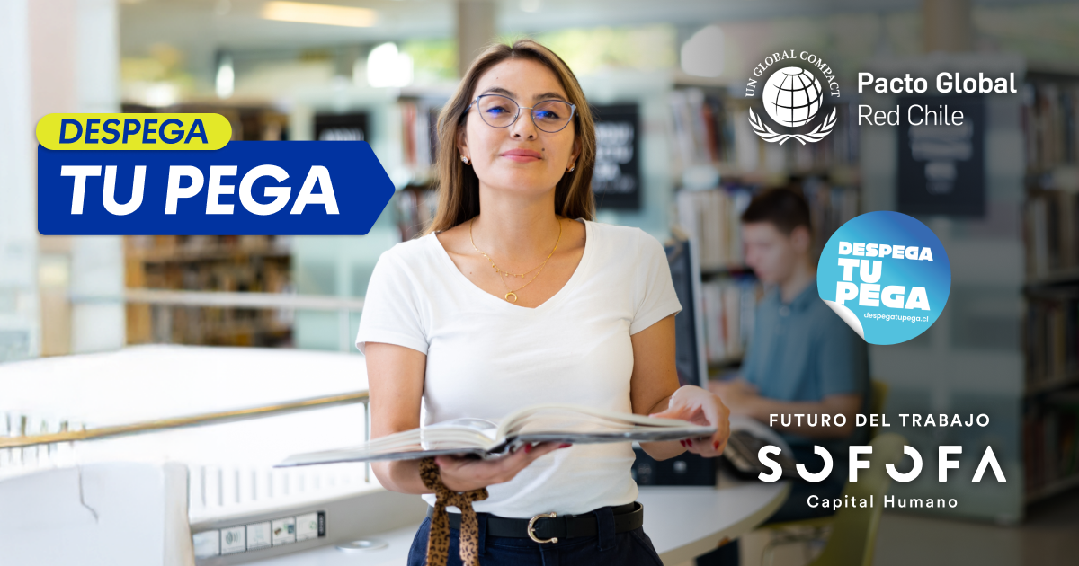 Joven mujer estudiante con libros en sus manos