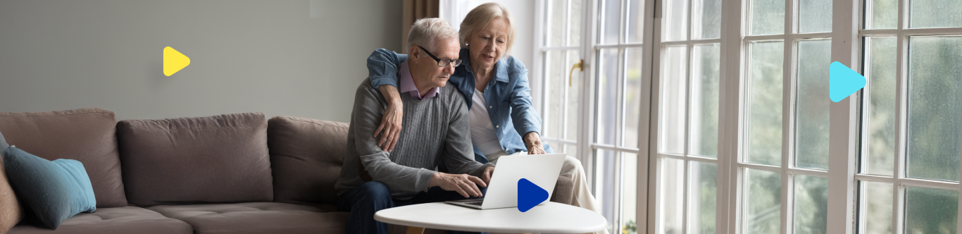 pareja de adultos mayores mirando la pantalla de su laptop