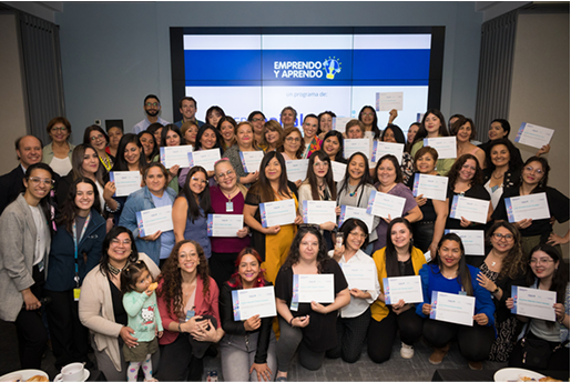 Grupo de emprendedoras mostrando sus certificados por la participación en el programa Emprende y Aprende”