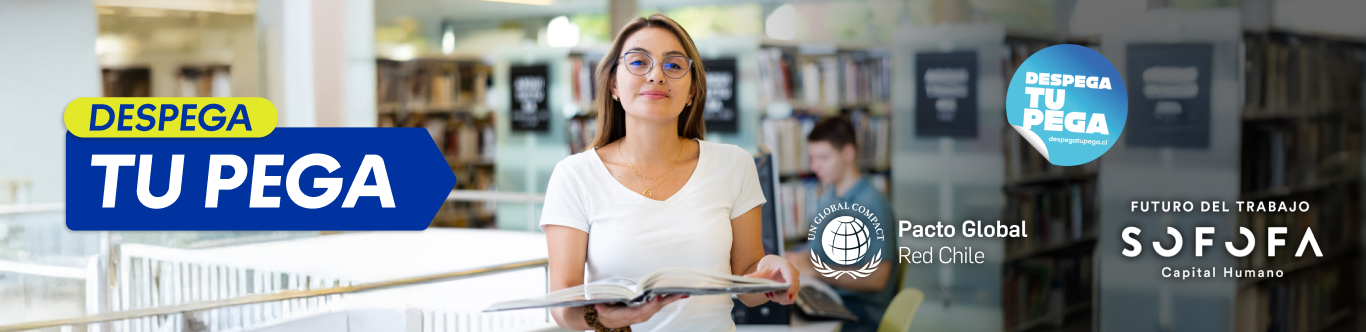 Joven mujer estudiante con libros en sus manos