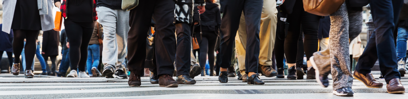 Paseo peatonal con personas caminando de traje
