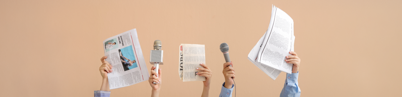 Micrófonos y periódicos en manos de periodistas